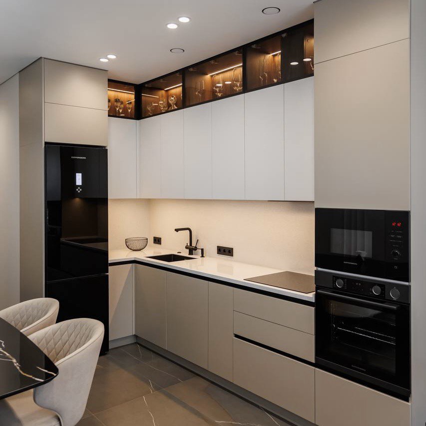 Кухня с прозрачными фасадами